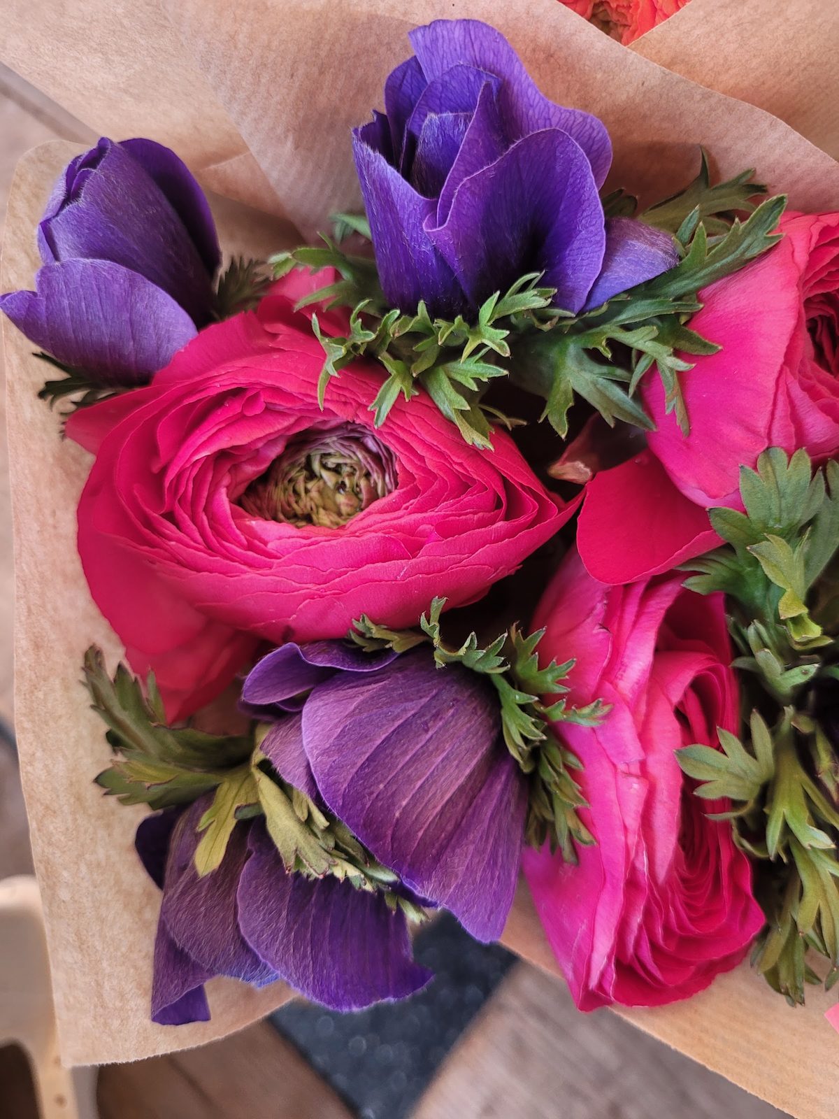 Bouquet d’anémones et de renoncules