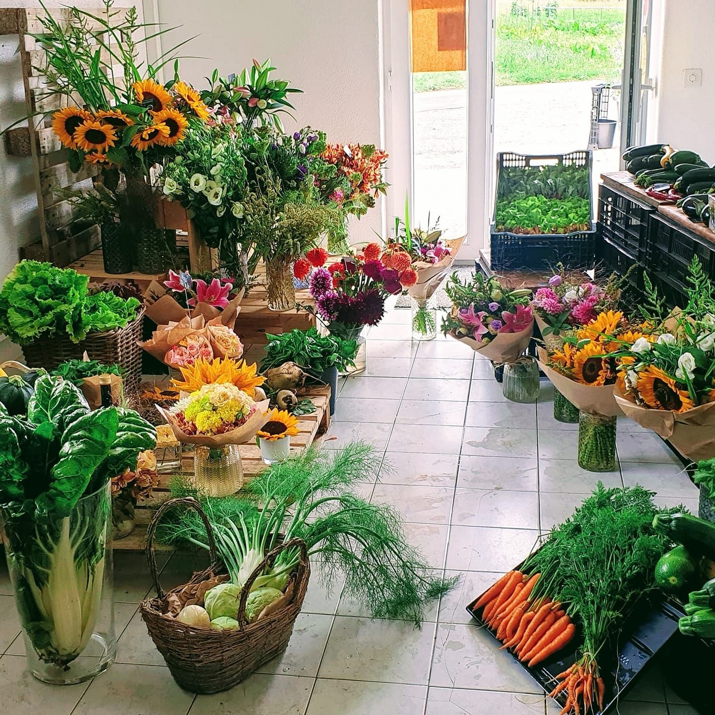 Le local de vente à Puplinge : bouquets, tournesols et légumes du jardin