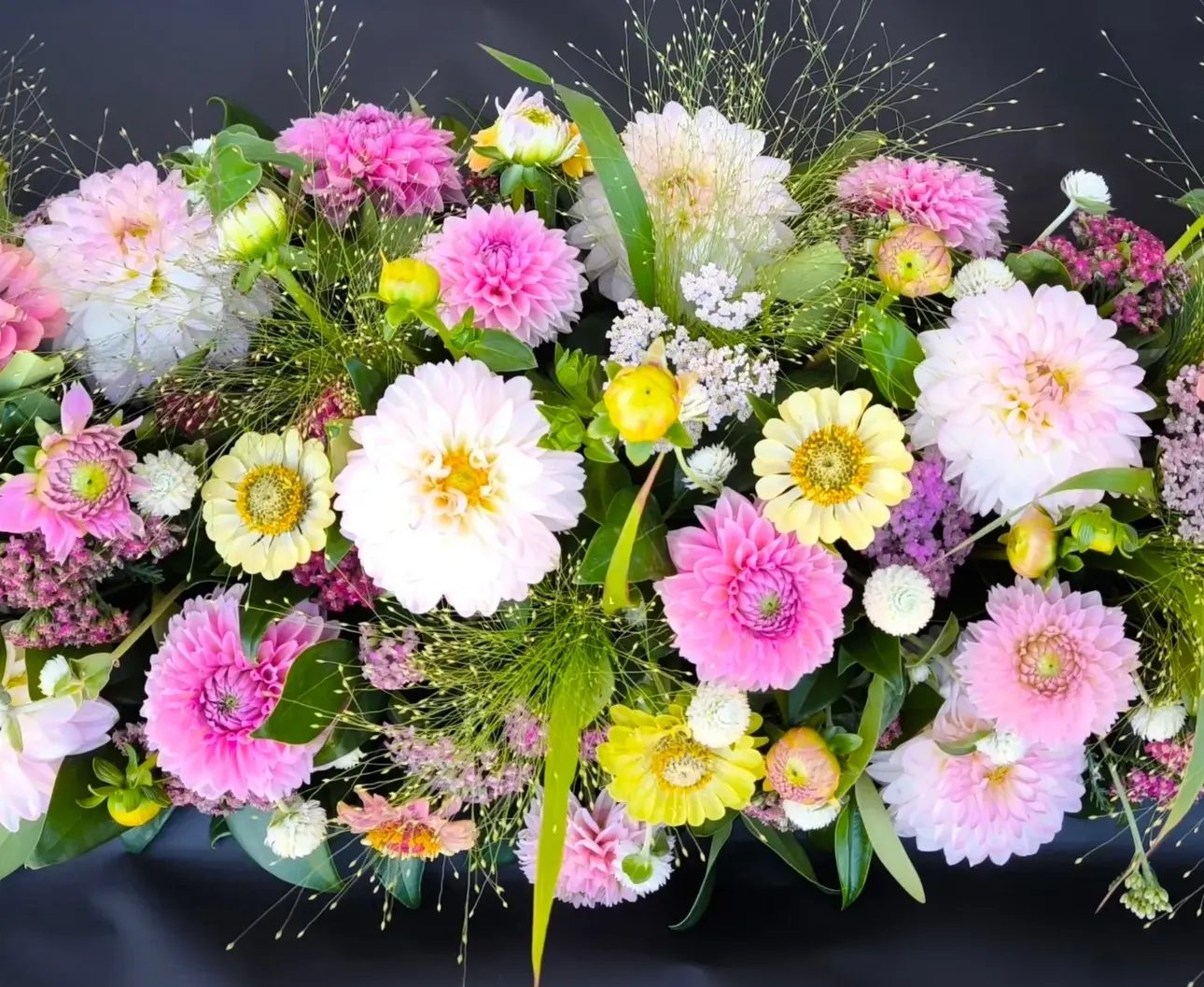 Centre de table de dahlias et de fleurs d’été