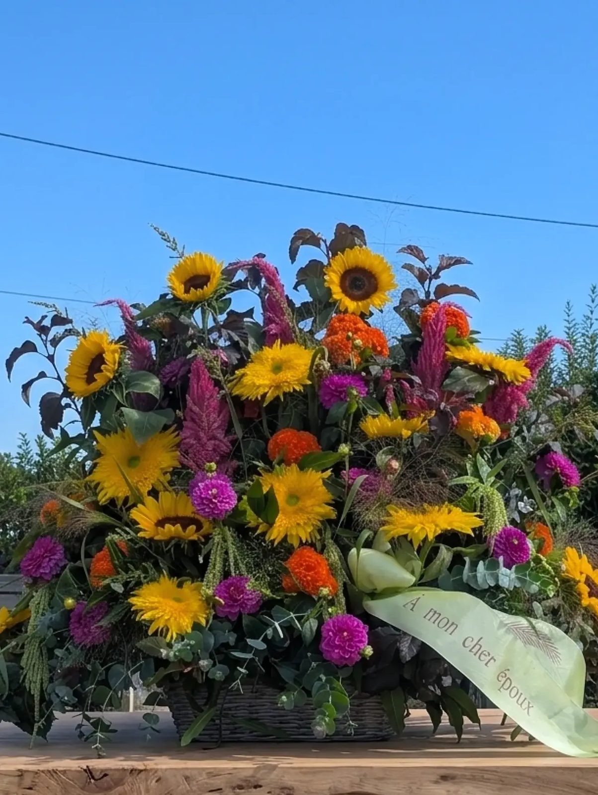 Arrangement d’hommage : dahlias et tournesols